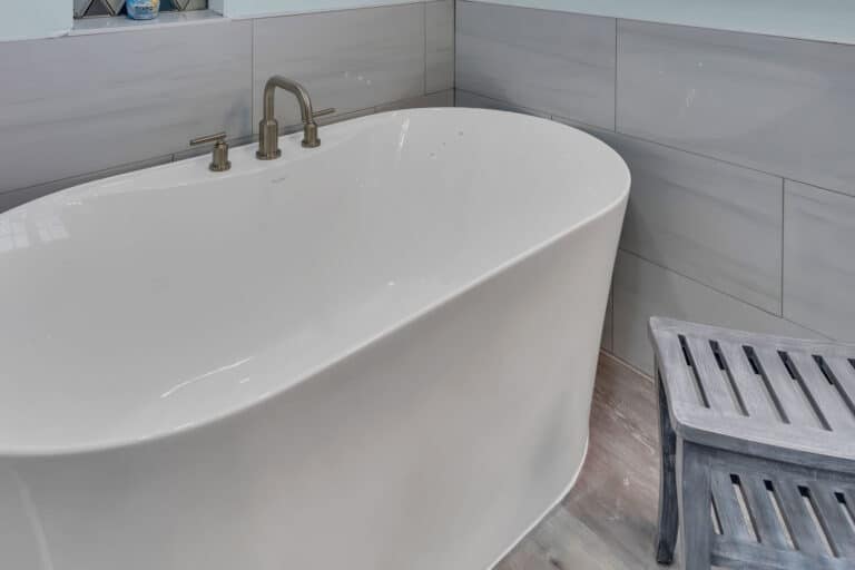 Tub with metallic faucet