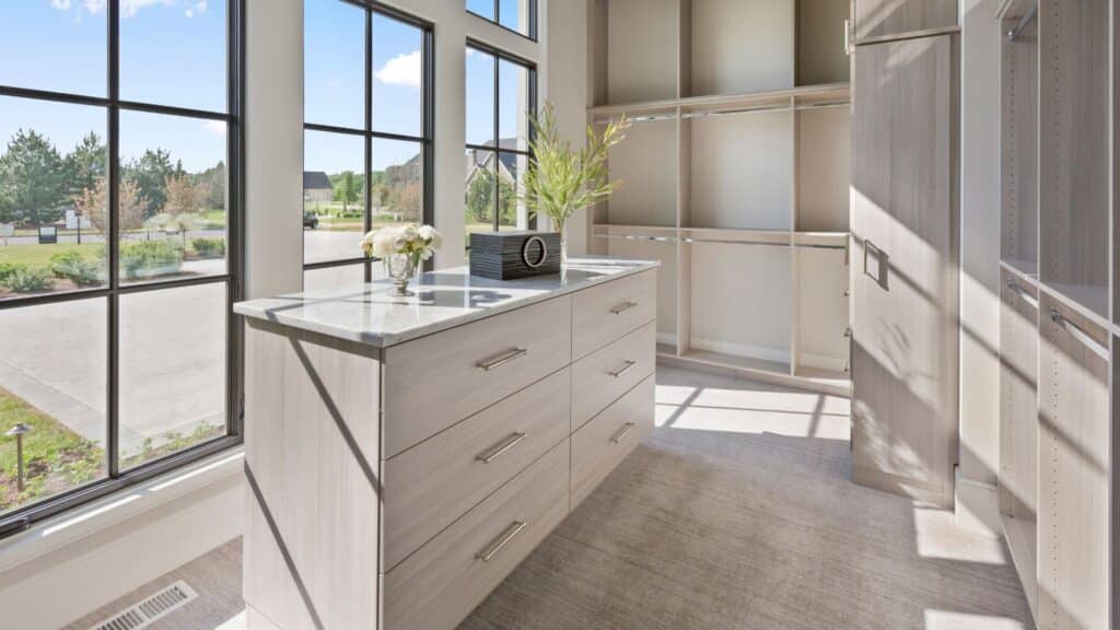 Set Up Your Space: Efficient Small Walk-In Closet Designs