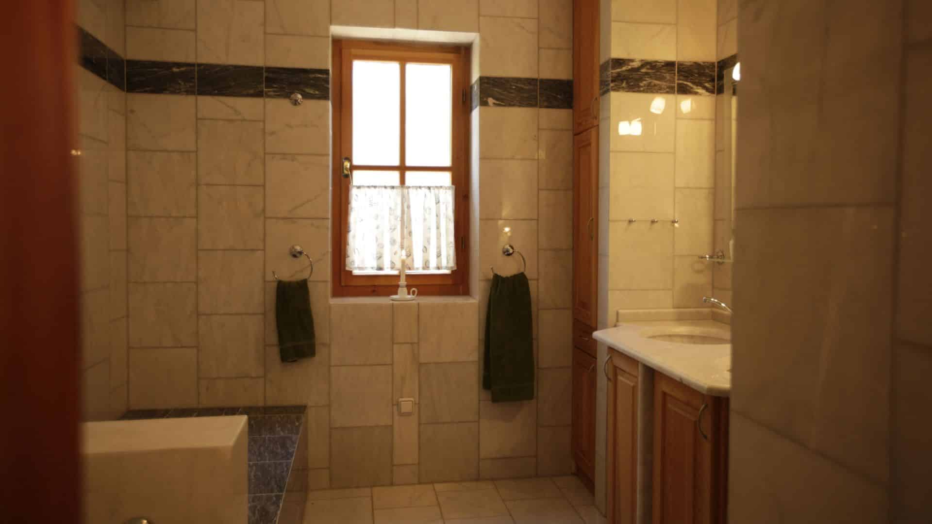 Wood accent bathroom with yellow lighting