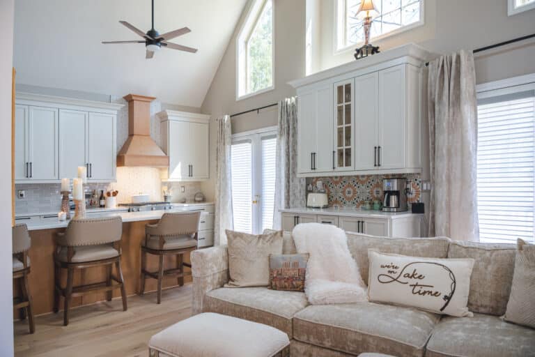 Elegant, open concet kitchen style with white cabinets