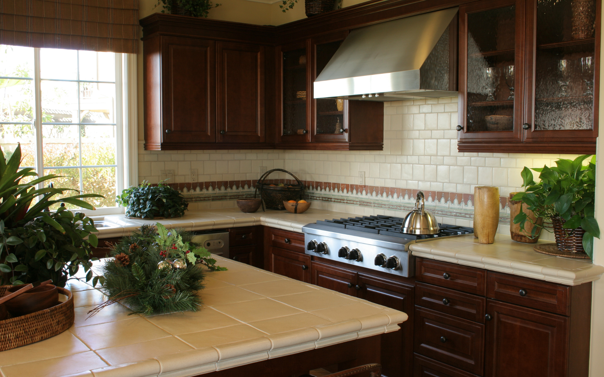 Kitchen style with dark brown cabinets